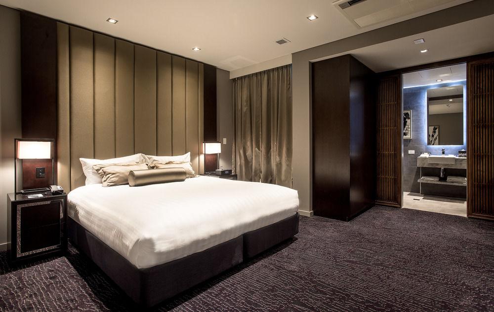 Gambaro Hotel Brisbane Buitenkant foto A bedroom at the hotel
