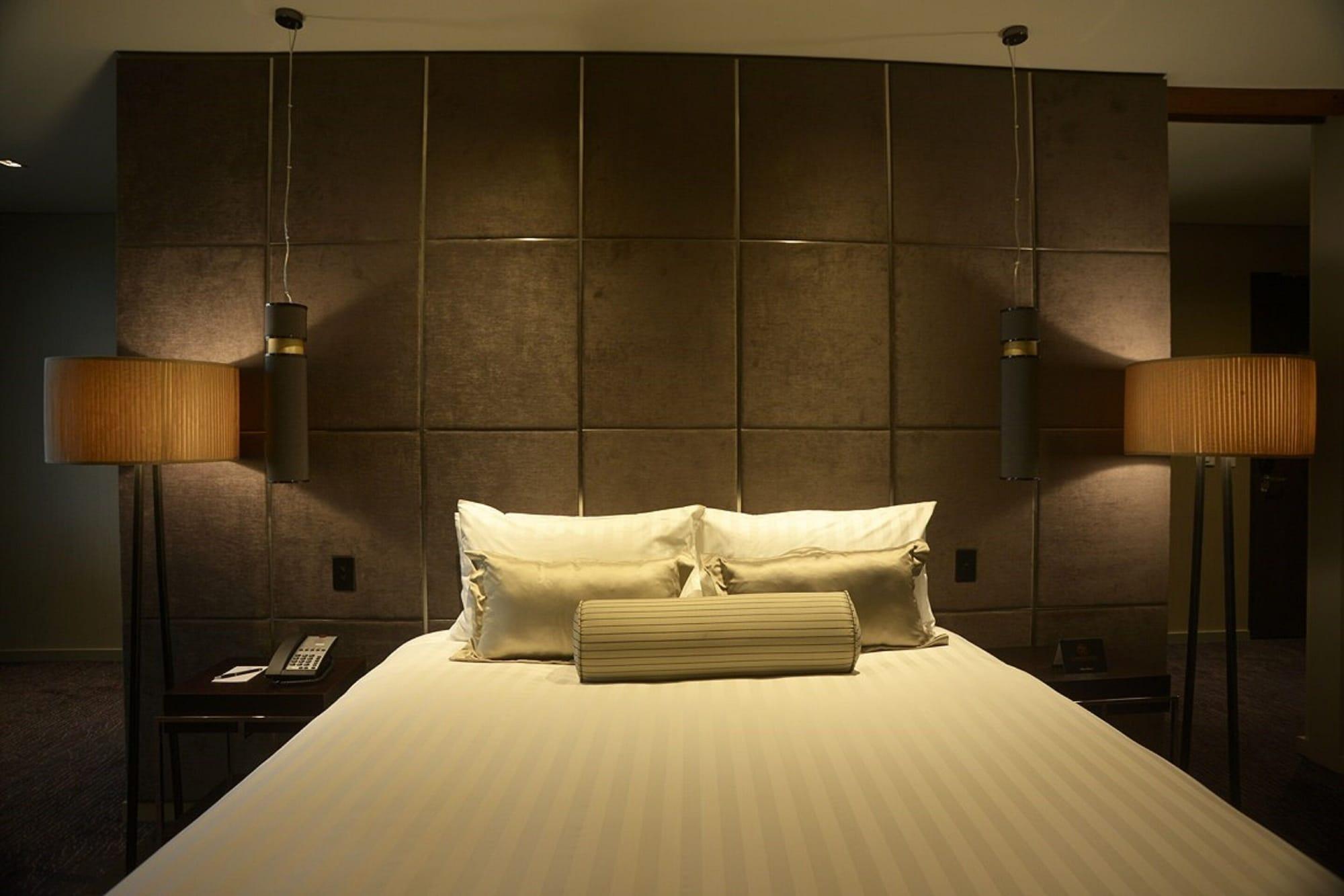 Gambaro Hotel Brisbane Buitenkant foto A bed with a large headboard