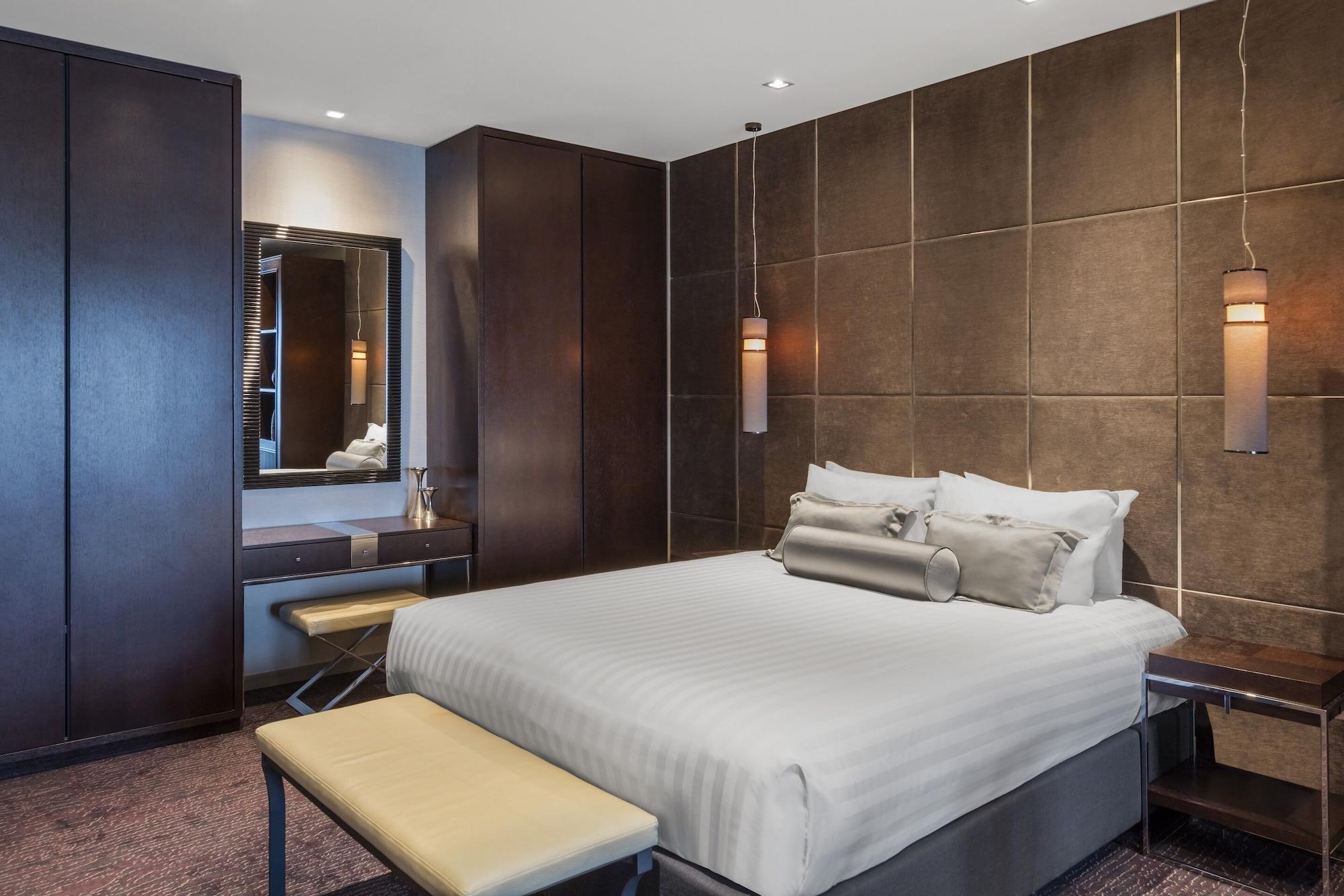 Gambaro Hotel Brisbane Buitenkant foto A bedroom in the hotel