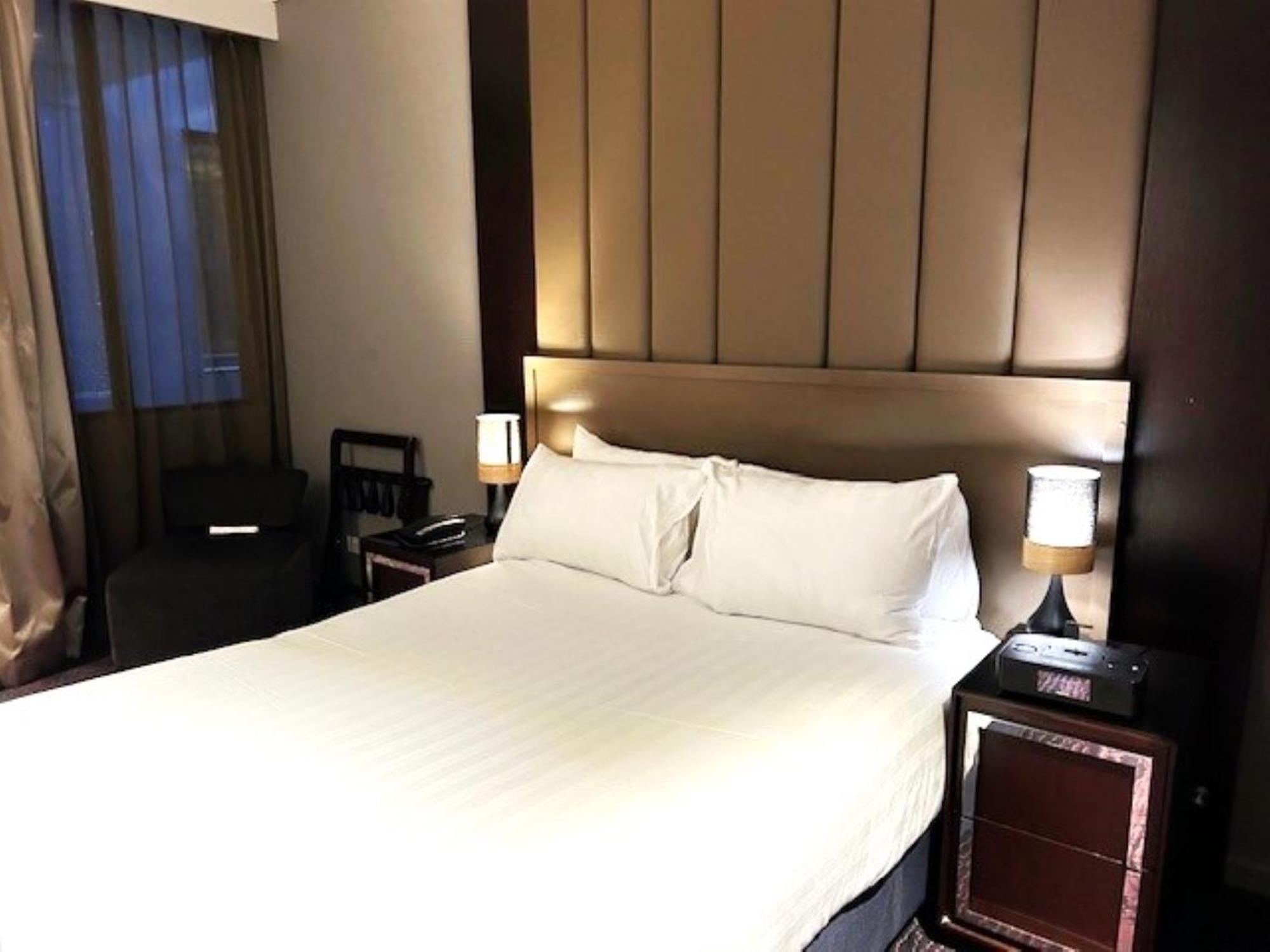 Gambaro Hotel Brisbane Kamer foto A room at the hotel